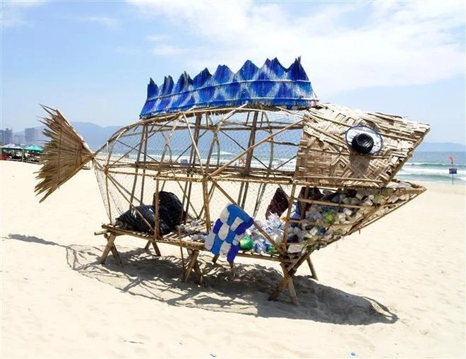 Modelo de pez gobio gigante para recoger residuos plásticos en la playa My Khe (Da Nang). (Fuente: VNA)