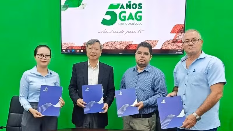 En el acto de entrega. (Fuente: Embajada de Vietnam en Cuba)