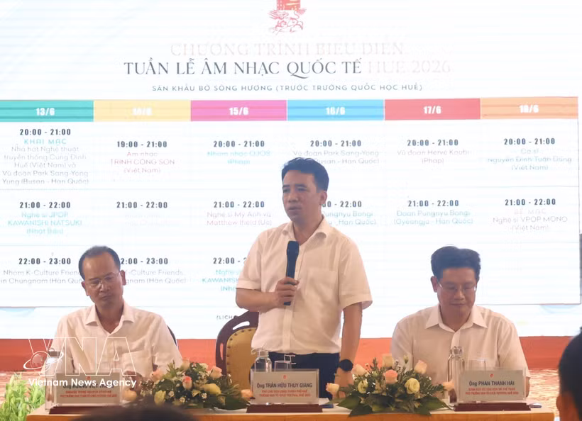 El vicepresidente del Comité Popular de Hue Tran Huu Thuy Giang habla en la rueda de prensa. (Fuente: VNA)