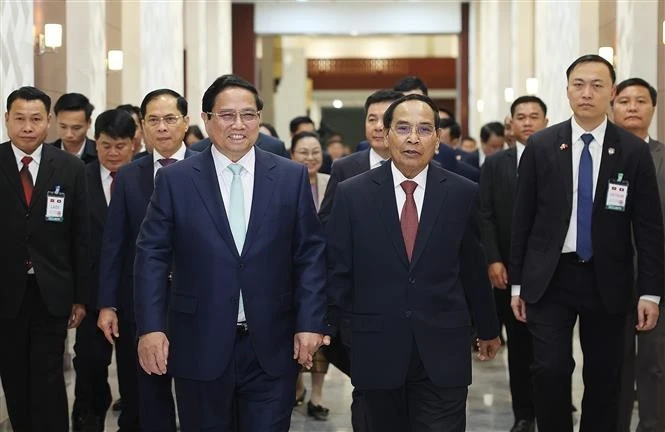 El primer ministro vietnamita, Pham Minh Chinh, (izquierdo en la primera fila) se reúne con el permanente del Secretariado y vicepresidente de Laos, Bounthong Chitmany. (Fuente: VNA)