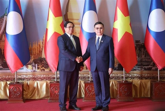 El primer ministro de Vietnam, Pham Minh Chinh, (I) se reúne con el presidente de la Asamblea Nacional de Laos, Saysomphone Phomvihane. (Fuente: VNA)