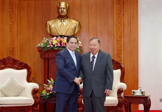 El primer ministro vietnamita, Pham Minh Chinh, y Bounnhang Vorachith, exsecretario general del Partido Popular Revolucionario de Laos y expresidente del país. (Fuente: VNA)