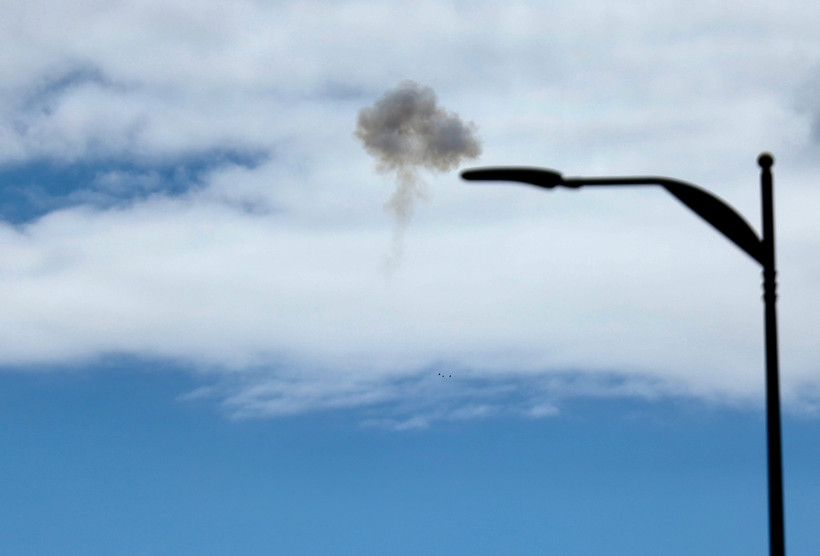 El humo se eleva sobre el área de Jerusalén, Israel. (Fuente: Xinhua/VNA)