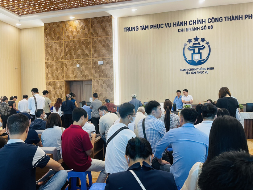 Las personas acuden a realizar procedimientos administrativos en la Sucursal No. 08 del Punto de Servicio de Administración Pública de la Comuna de Dong Anh, Ciudad de Hanoi. (Fuente: VNA)