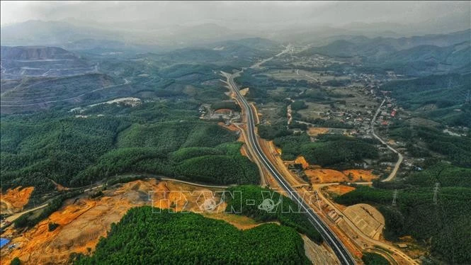 La autopista Ha Long - Van Don vista desde arriba. (Foto ilustrativa: VNA)