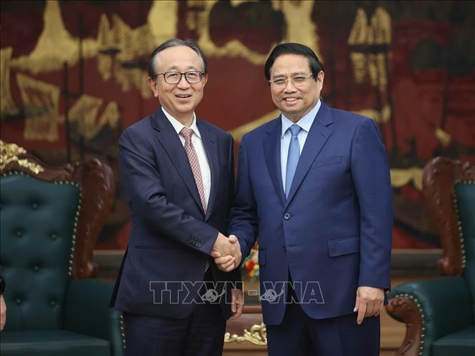 El primer ministro vietnamita, Pham Minh Chinh, recibe a Hironori Kamezawa, director general de laGrupo Financiero Mitsubishi UFJ (MUFG) de Japón. (Fuente: VNA)