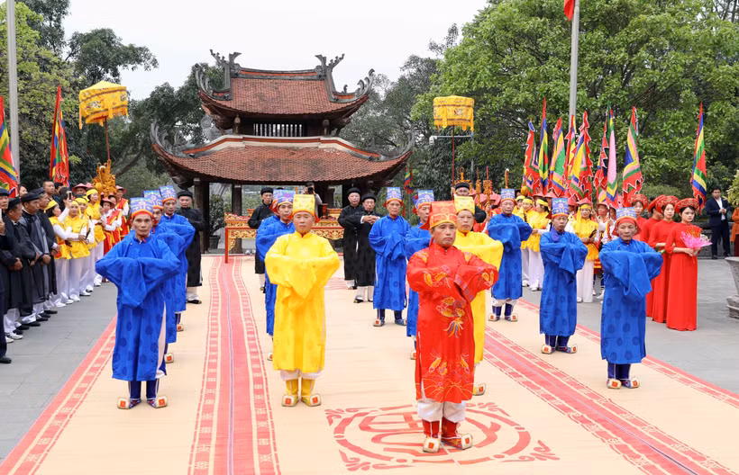 Delegados rinden homenaje en el templo dedicado a Lac Long Quan. (Fuente: VNA)