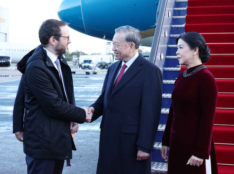 Ceremonia de bienvenida para el secretario general del Partido Comunista de Vietnam, To Lam, y su esposa en el aeropuerto de Londres Stansted. (Fuente: VNA)