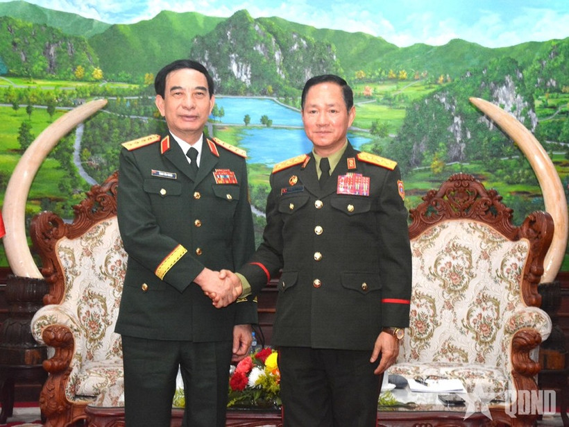 El ministro de Defensa de Vietnam, general Phan Van Giang, y su homólogo laosiano, teniente general Khamliang Outhakaysone. (Fuente: VNA)