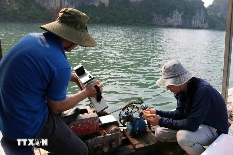El equipo de investigación toma muestras de agua de mar en las bahías de Ha Long y Cua Luc. (Fuente: VNA)