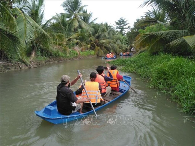 Los turistas experimentan el canotaje en el río en la granja de cabras turísticas Dong Nghi, provincia sureña de (Tien Giang. (Fuente: VNA)