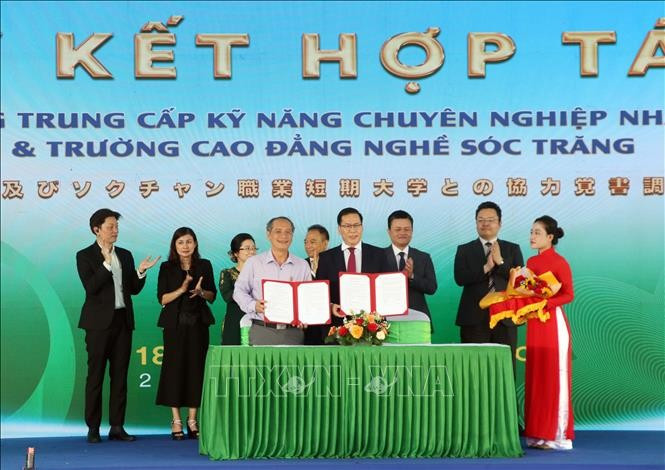Firma de acuerdo de cooperación en materia de formación entre JPC y el Colegio vocacional Soc Trang. (Fuente: VNA)