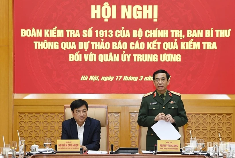 Nguyen Duy Ngoc, jefe de la Comisión de Control Disciplinario del Comité Central del PCV, y Phan Van Giang, ministro de Defensa en el evento. (Fuente: VNA)