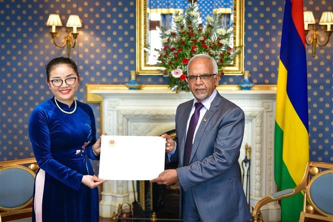 La embajadora de Vietnam en Mauricio, Tran Thi Thu Thin, presentó su carta de credenciales al presidente Dharambeer Gokhool. (Fuente: VNA)
