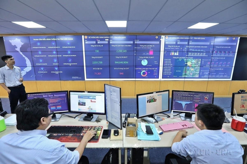Vietnam se centra en invertir en el desarrollo de infraestructura de transformación digital, aplicando firmemente y siendo pionera en tecnologías digitales y datos digitales en todos los campos. (Fuente: VNA)