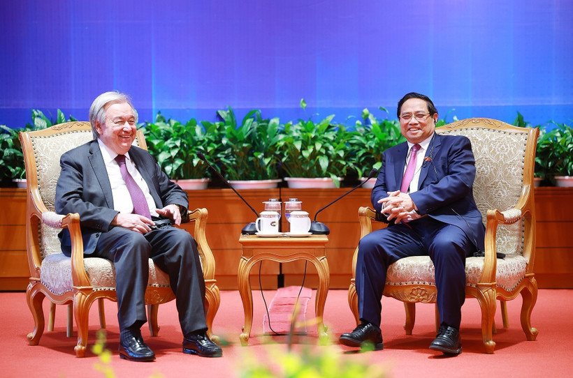 El secretario general de la Organización de las Naciones Unidas (ONU), António Guterres, se reúne con el primer ministro vietnamita, Pham Minh Chinh. (Fuente: VNA)