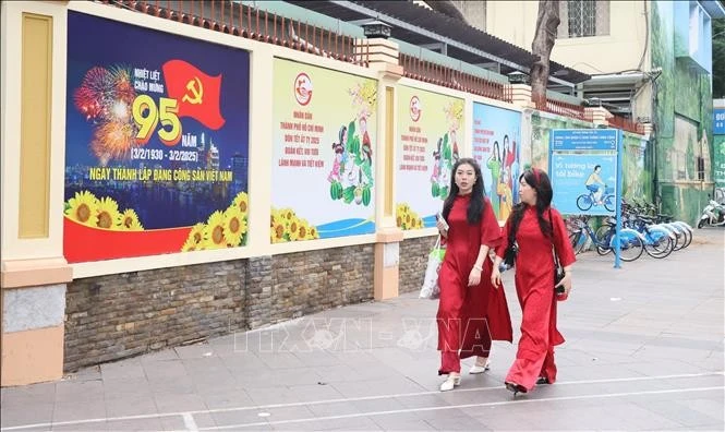 La zona central de Ciudad Ho Chi Minh está decorada con numerosos carteles para dar la bienvenida al Año Nuevo Lunar 2025 y al 95 aniversario de la fundación del Partido Comunista de Vietnam. (Fuente: VNA)