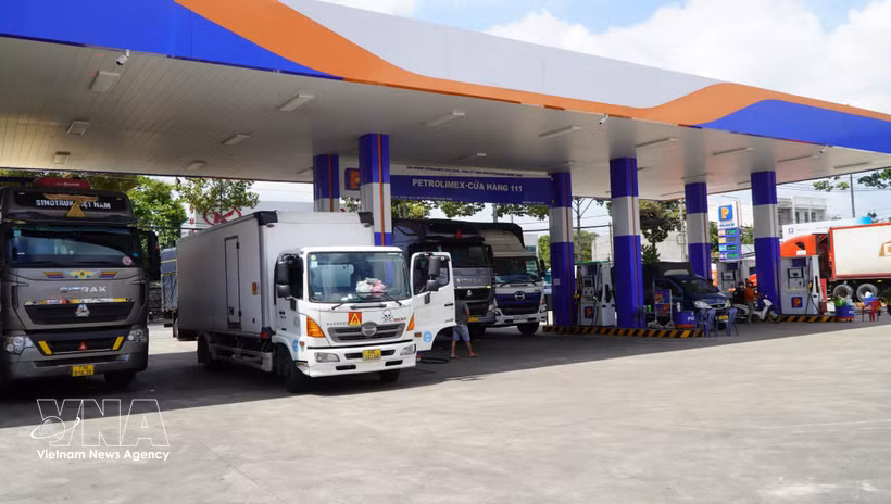 Numerosos medios del transporte acuden a cargar combustible a la gasolinera Petrolimex n.° 111 (comuna de My Tho, provincia de Dong Thap). (Foto: VNA)