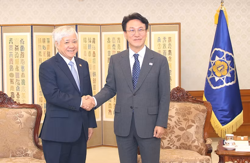 El miembro del Buró Político, secretario del Comité Central del Partido Comunista y presidente del Comité Central del Frente de la Patria de Vietnam, Do Van Chien, y el primer ministro surcoreano, Kim Min Seok. (Fuente: VNA)