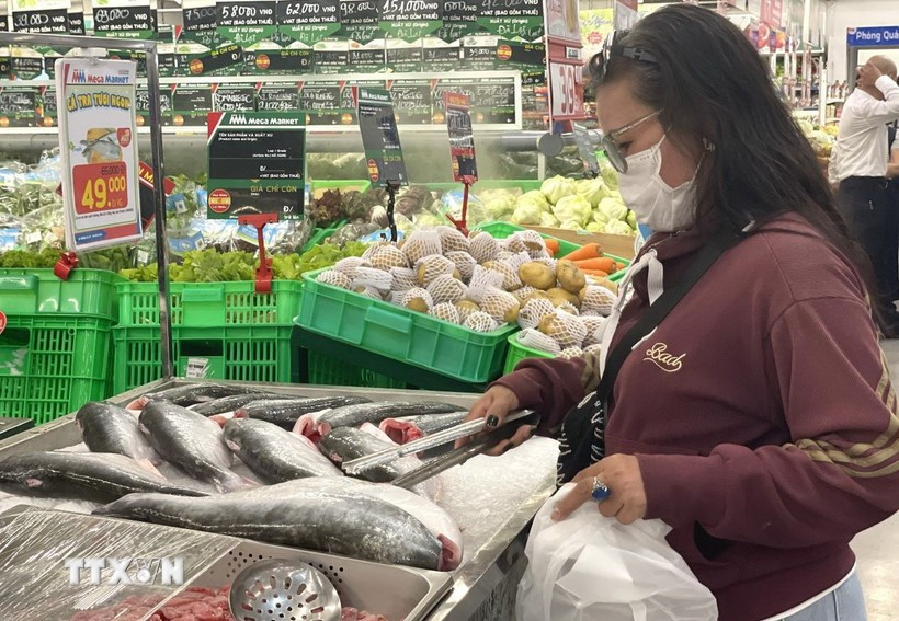 Los consumidores eligen productos del mar en un supermercado. (Foto: VNA)
