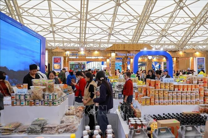 Visitantes realizan compras en la Feria de Otoño de 2025. (Foto:VNA)