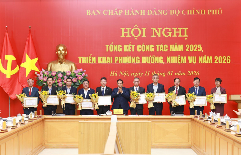 El primer ministro Pham Minh Chinh entrega certificados de reconocimiento del Comité del Partido del Gobierno a individuos con resultados sobresalientes en las tareas en 2025. (Fuente: VNA)