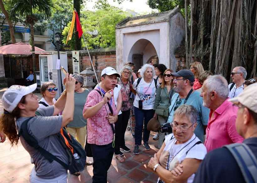 Turistas internacionales visitan el Templo de la Literatura. (Foto: VNA)