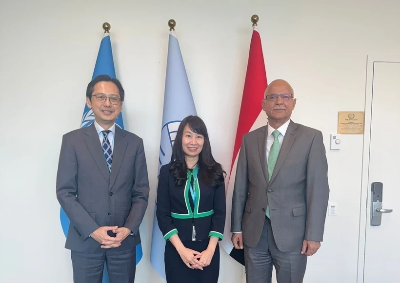 El embajador Do Hung Viet, jefe de la misión permanente de Hanoi ante la Organización de las Naciones Unidas; la doctora Nguyen Thi Lan Anh, candidata de Vietnam para el cargo de Jueza del Tribunal Internacional del Derecho del Mar (ITLOS) y el embajador iraquí Abbas Kadhom Obaid Al-Fatlawi, presidente del G77. (Fuente: VNA)