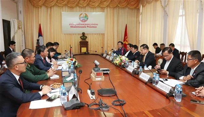 El encuentro entre representantes vietnamitas y de la provincia laosiana de Khammuon. (Fuente: VNA)