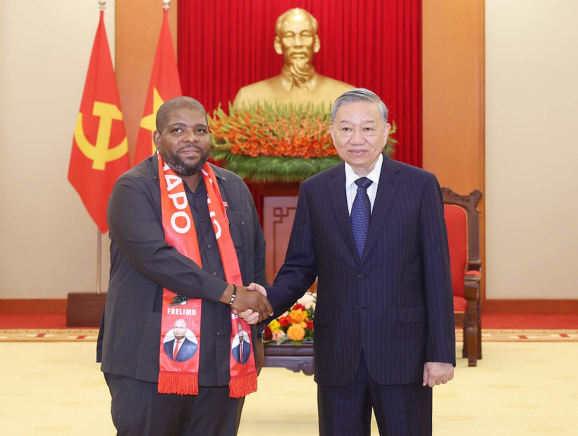 El secretario general del Partido Comunista de Vietnam, To Lam, recibe al secretario general del Partido Frente de Liberación de Mozambique (FRELIMO), Chakil Aboobacar. (Fuente: VNA)