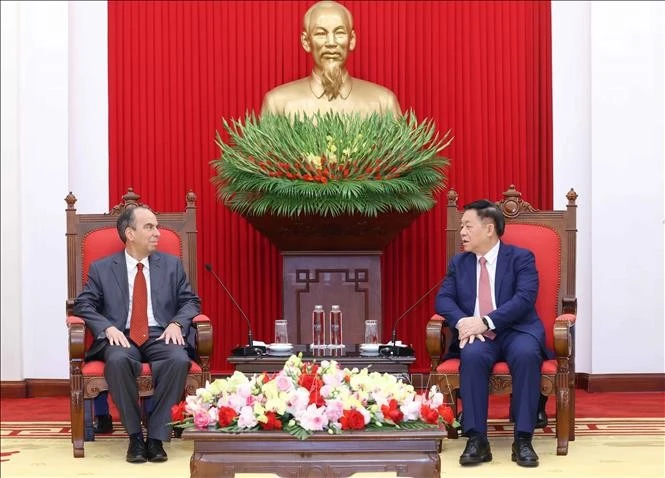 Nguyen Trong Nghia, miembro del Buró Político, secretario del Comité Central del Partido Comunista de Vietnam (PCV) y jefe de su Comisión de Propaganda y Educación, recibe al embajador de Cuba en Vietnam, Rogelio Polanco Fuentes. (Fuente: VNA)