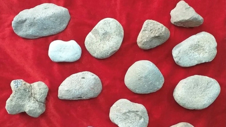 Algunas herramientas de piedra de la antigua cultura Quynh Van se conservan en el Museo de Nghe An. (Foto: nhandan.vn)