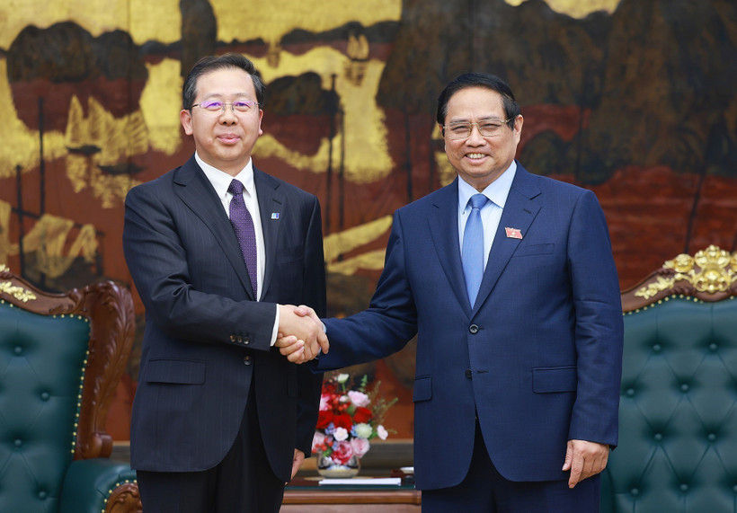 El primer ministro vietnamita, Pham Minh Chinh, recibe a Peng Gangping, presidente de la junta directiva del Grupo chino de Ciencia y Tecnología Huadian. (Fuente: VNA)