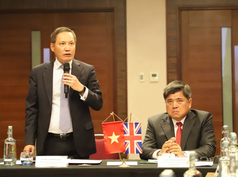 El embajador de Vietnam en Reino Unido, Do Minh Hung, habla en el evento. (Fuente: VNA)
