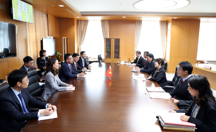 Panorama de la reunión entre el viceprimer ministro vietnamita Le Thanh Long y la ministra de Educación, Cultura, Deportes, Ciencia y Tecnología de Japón, Abe Toshiko. (Fuente: VNA)