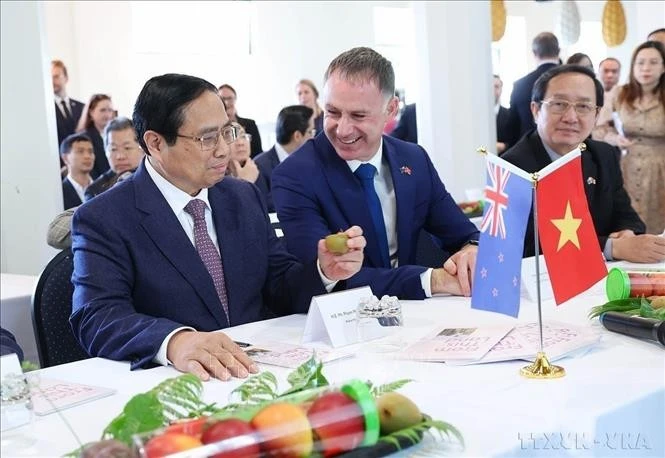 El primer ministro vietnamita, Pham Minh Chinh, con productos del Instituto de Investigación de Plantas y Alimentos de Nueva Zelanda (Auckland, 10 de marzo de 2024). (Fuente: VNA)