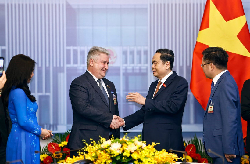 El presidente de la Asamblea Nacional de Vietnam, Tran Thanh Man, sostuvo un encuentro con el vicepresidente de la Cámara de Representantes de Bielorrusia, Ipatau Vadzim. (Fuente: VNA)