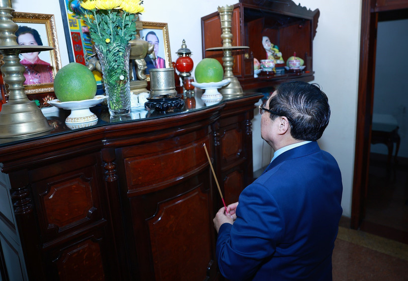 El primer ministro de Vietnam, Pham Minh Chinh, ofreció incienso en homenaje del difunto jefe de Gobierno Phan Van Khai. (Fuente: VNA)