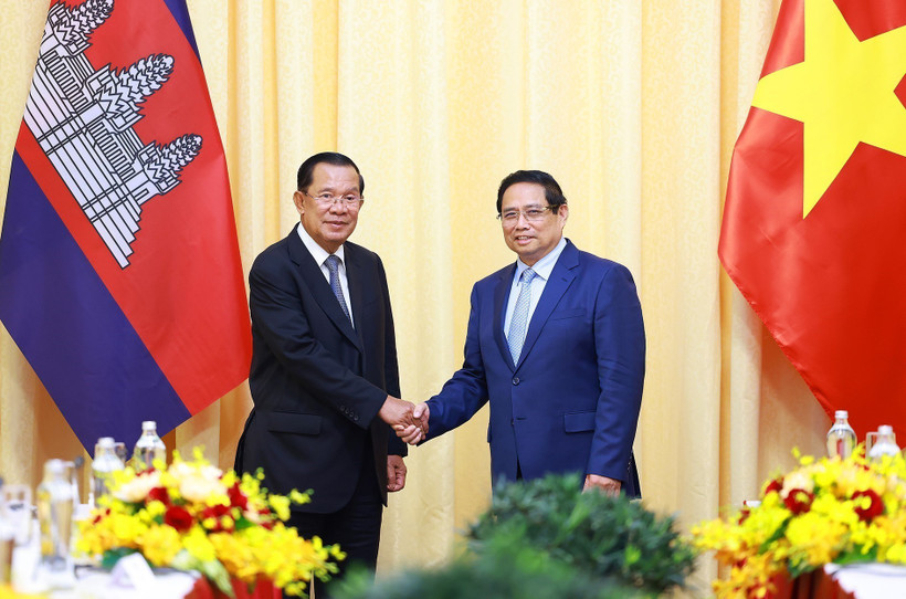 El primer ministro vietnamita, Pham Minh Chinh, y el presidente del Partido Popular y titular del Senado de Camboya, Hun Sen. (Fuente: VNA)