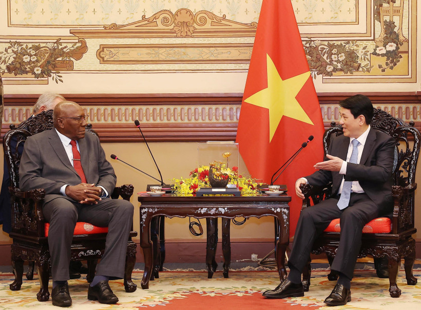 El presidente de Vietnam, Luong Cuong, recibe al vicepresidente de Cuba, Salvador Vladés Mesa. (Fuente: VNA)