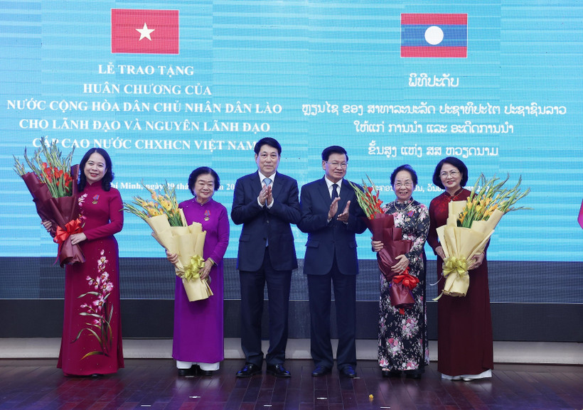 El presidente vietnamita, Luong Cuong, y el secretario general del Partido Popular Revolucionario y presidente de Laos, Thongloun Sisoulith, felicitan a la vicepresidenta Vo Thi Anh Xuan y a las ex subjefas de Estado Truong My Hoa, Nguyen Thi Doan y Dang Thi Ngoc Thinh. (Fuente: VNA)