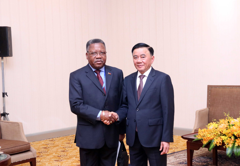 El miembro del Buró Político y permanente del Secretariado del Comité Central del Partido Comunista de Vietnam, Tran Cam Tu, y el miembro del Buró Político del Movimiento Popular de Liberación de Angola, Jorge Inocencio Dombolo. (Fuente: VNA)