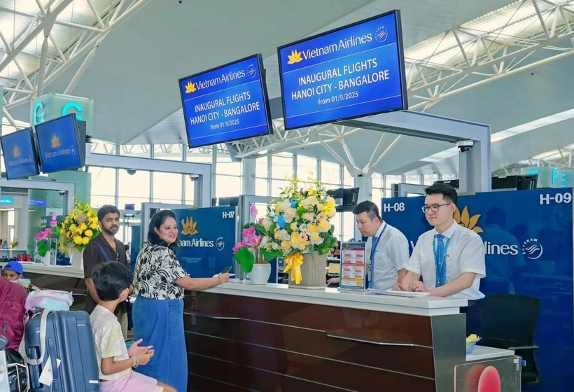 Vietnam Airlines lanzó oficialmente un vuelo directo que conecta Hanoi con Bengaluru, el principal centro tecnológico de la India. (Foto vov.vn)