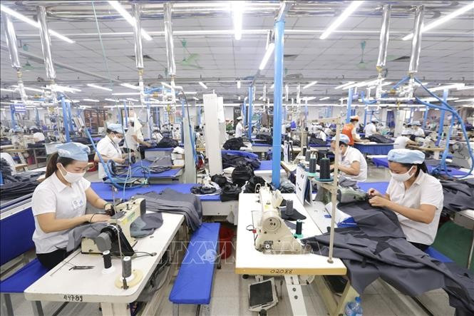 En una fábrica de la Corporación de prendas de vestir 10 en Sai Dong, Hanoi. (Fuente: VNA)