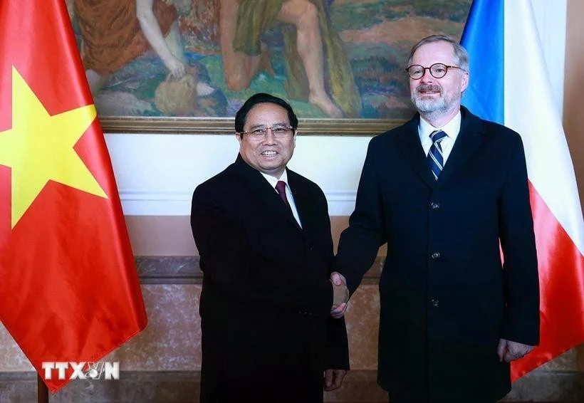 El primer ministro vietnamita, Pham Minh Chinh, y su homólogo checo, Petr Fiala. (Fuente: VNA)