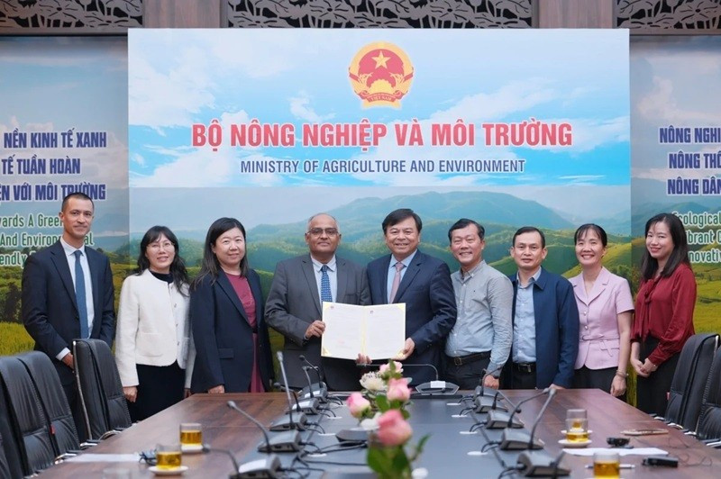 El Ministerio de Agricultura y Medio Ambiente recibe una carta de confirmación de la ayuda del BAD. (Foto: nongnghiepmoitruong.vn)