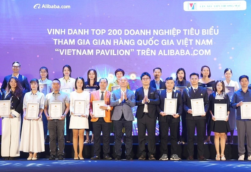 Representantes de empresas típicas que participan en el "Pabellón Nacional de Vietnam" en Alibaba.com. (Fuente: https://hanoimoi.vn/)