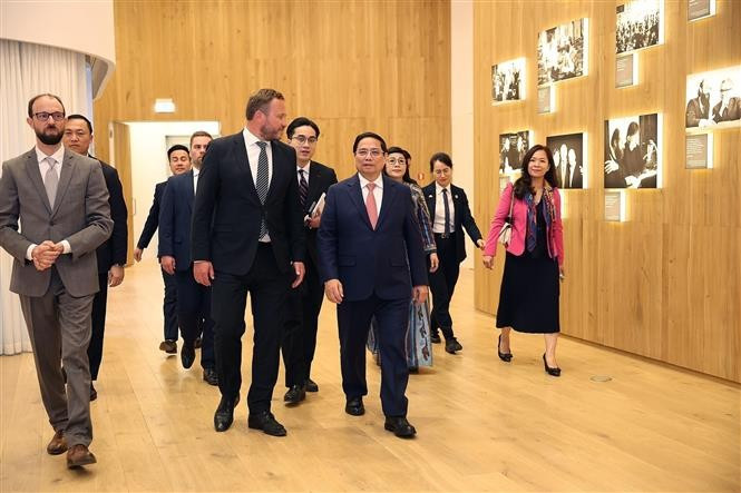 El primer ministro Pham Minh Chinh y su esposa visitan el espacio de exposición del compositor clásico estonio Arvo Pärt. (Foto: VNA)