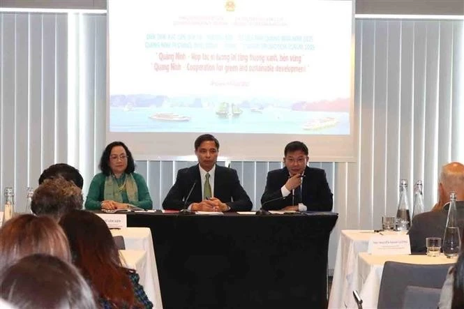 Vu Van Dien (centro), vicepresidente permanente del Comité Popular de Quang Ninh, junto con líderes provinciales, conversó con los delegados asistentes al foro. (Foto: VNA)