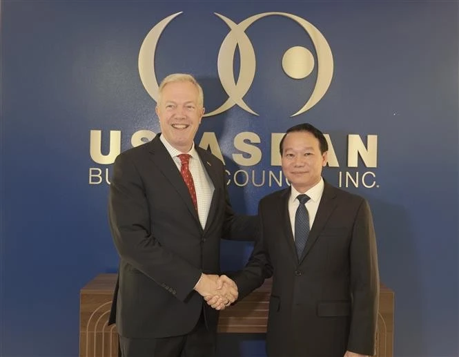 El ministro de Agricultura y Medio Ambiente de Vietnam, Do Duc Duy, y Ted Osius, presidente y director general del Consejo Empresarial Estados Unidos-ASEAN (USABC). (Fuente: VNA)